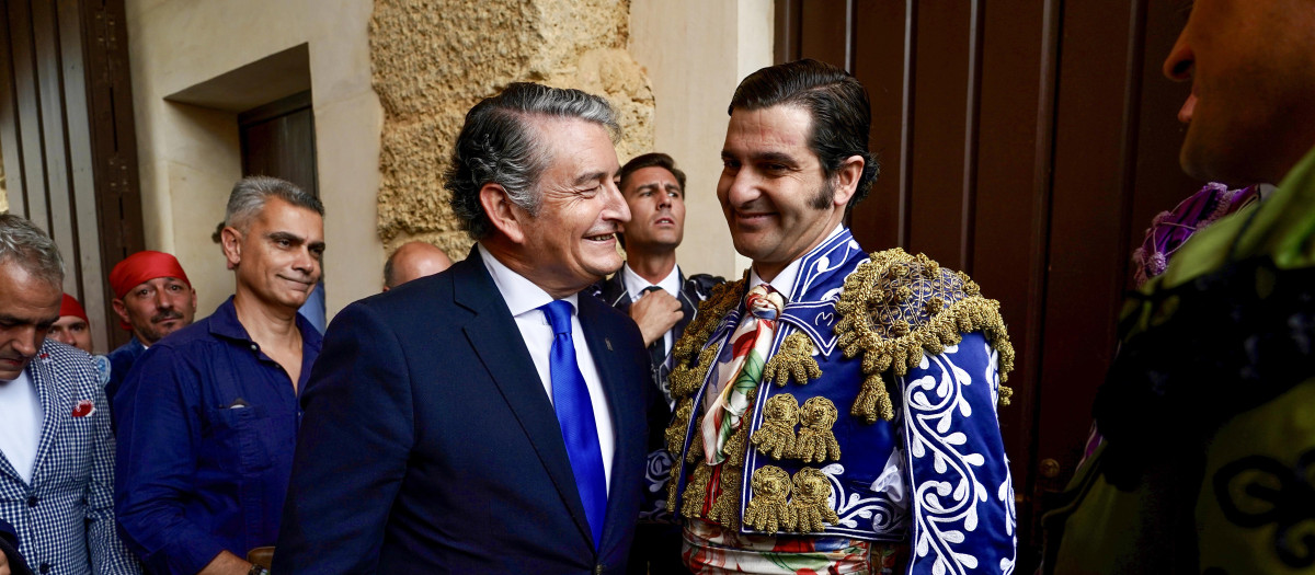 El vicepresidente primero y consejero de Presidencia, Sanidad y Emergencias, Antonio Sanz, saluda al torero Morante de la Puebla durante la tradicional corrida Goyesca. A 05 de septiembre de 2026, en Ronda, Málaga (Andalucía, España). La corrida Goyesca vuelve hoy tras dos años a la Plaza de Toros de la Real Maestranza de Caballería de Ronda donde torean Diego Ventura, Morante de la Puebla, Manzanares y Juan Ortega.,Image: 1131135938, License: Rights-managed, Restrictions: , Model Release: no  , Credit line: Álex Zea / Europa Press