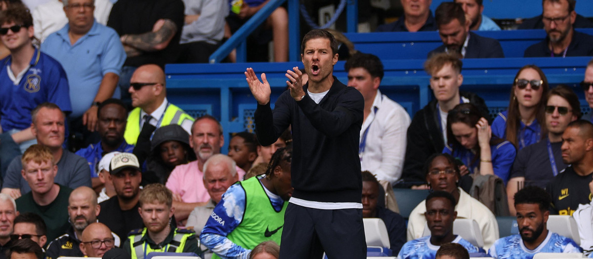 Chelsea's Spanish Manager Xabi Alonso (C) reacts during the English Premier League football match between Chelsea and Brighton and Hove Albion at Stamford Bridge in London on August 30, 2026. (Photo by Adrian Dennis / AFP) / RESTRICTED TO EDITORIAL USE. No use with unauthorized audio, video, data, fixture lists, club/league logos or 'live' services. Online in-match use limited to 120 images. An additional 40 images may be used in extra time. No video emulation. Social media in-match use limited to 120 images. An additional 40 images may be used in extra time. No use in betting publications, games or single club/league/player publications. /