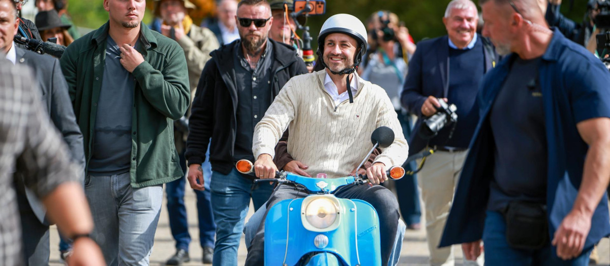 TANGERMUENDE (Germany), 06/09/2026.- The far-right Alternative for Germany (AfD) party's lead candidate in Saxony-Anhalt, Ulrich Siegmund, leaves on a small Simson Schwalbe motorcycle after casting his vote at a polling station in Tangermuende, Germany, 06 September 2026. Voters in Saxony-Anhalt are casting ballots to elect a new state parliament. (Elecciones, Alemania) EFE/EPA/CLEMENS BILAN