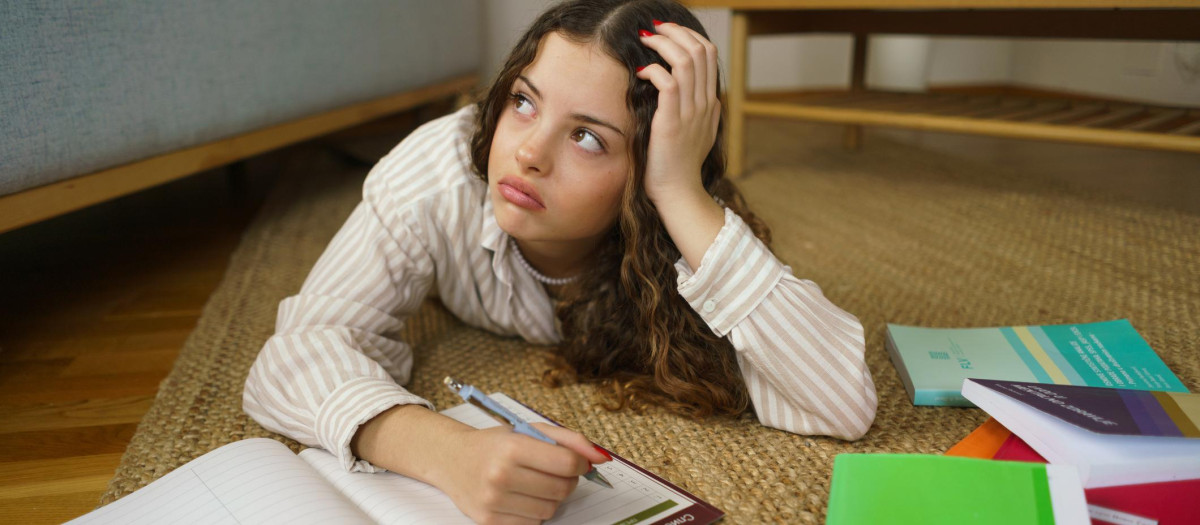 Una estudiante con dudas ortográficas
