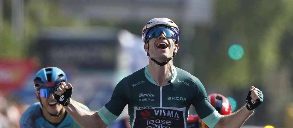 Wout van Aert celebra el triunfo en la meta de Córdoba