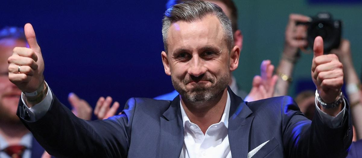 Ulrich Siegmund, candidato de la AfD, se dirige a sus seguidores tras la victoria