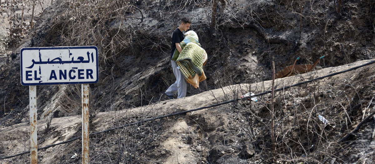 Voluntarios entregan ayuda a las víctimas de los incendios forestales en la localidad de Nador