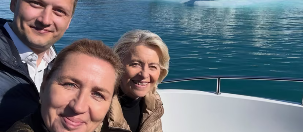 De izquierda a derecha, el primer ministro de Groenlandia, Jens-Frederik Nielsen; la primera ministra de Dinamarca, Mette Frederiksen, la presidenta de la Comisión Europea, Ursula von der Leyen, en una autofoto compartida por la dirigente danesa en redes
- METTE FREDERIKSEN EN FACEBO