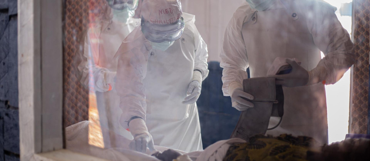 Personal médico examina a un paciente en un centro de tratamiento del Ébola en Beni,