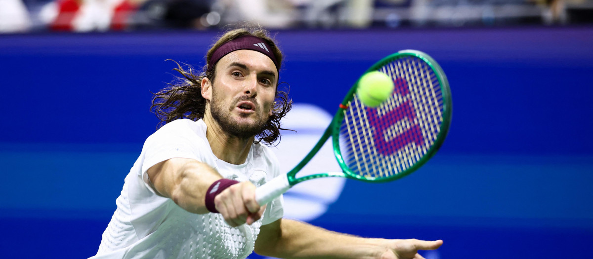 Stefanos Tsitsipas golpea una bola de revés ante Ben Shelton