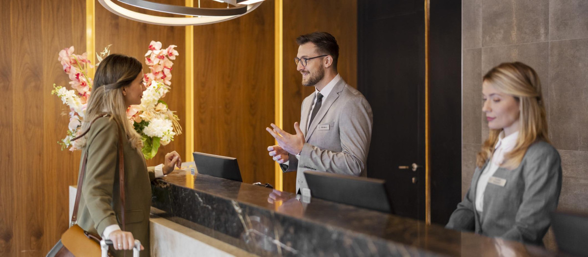 Imagen de la recepción de un hotel en una imagen de archivo