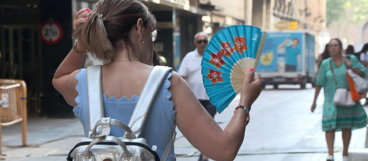 Imagen de archivo de una mujer abanicándose por las altas temperaturas