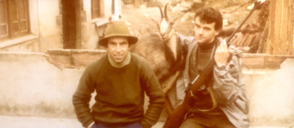 Roque Armada junto a su primo Jaime Velasco y su primer rebeco