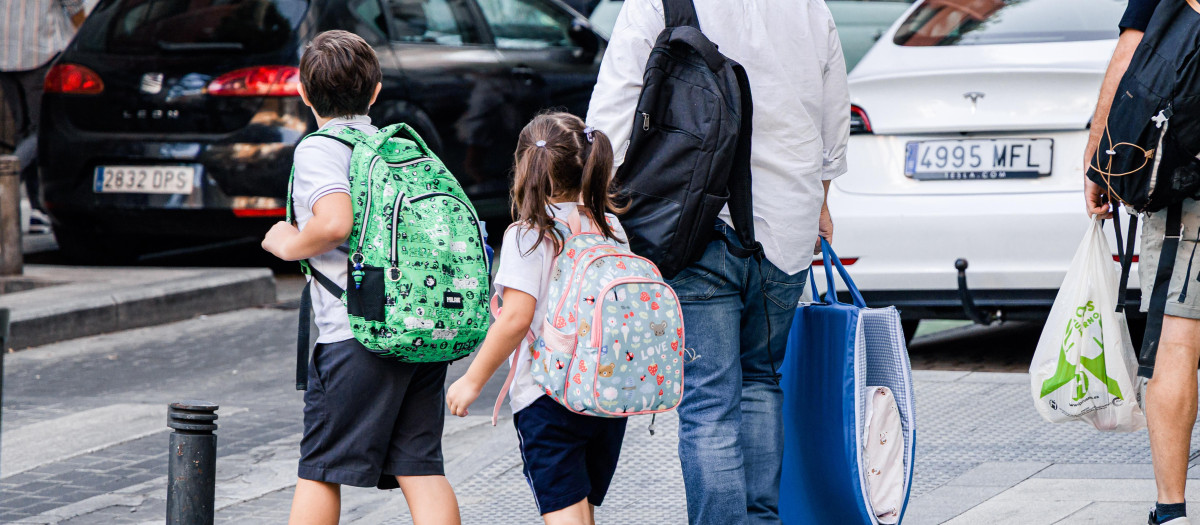 Varios niños de camino a la escuela, a 7 de septiembre de 2026, en Madrid