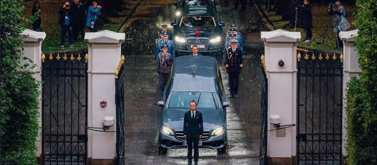 El coche fúnebre con los restos mortales del Rey Harald llega al Palacio Real