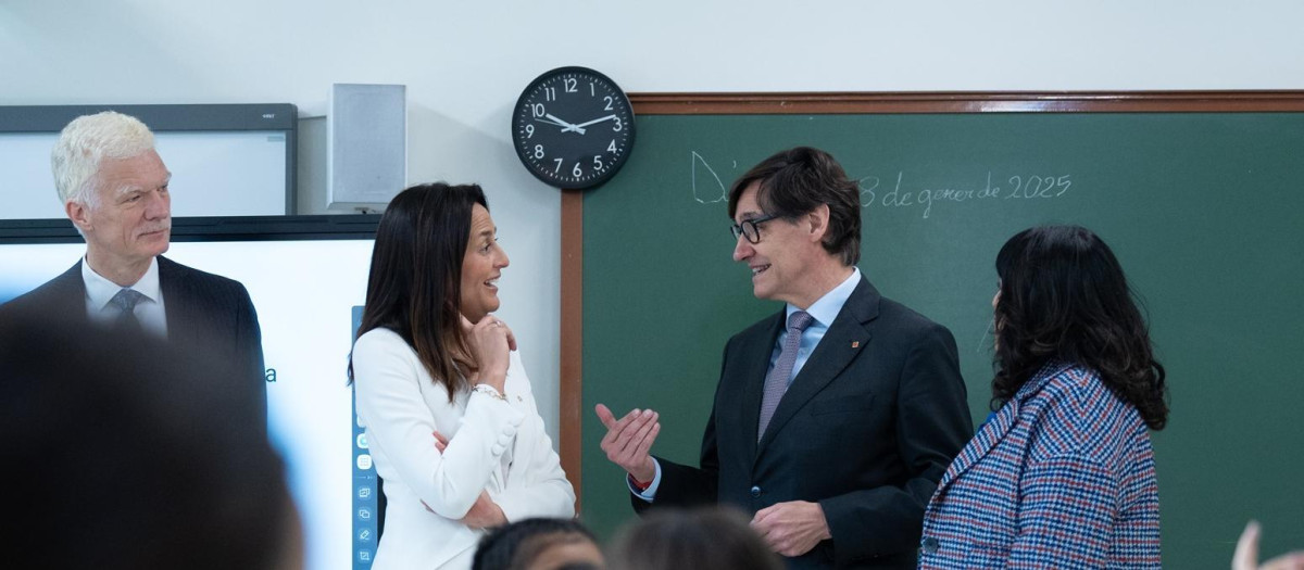 Niubó e Illa conversan en un aula, junto al director de Educación y Competencias de la OCDE, Andreas Schleicher
