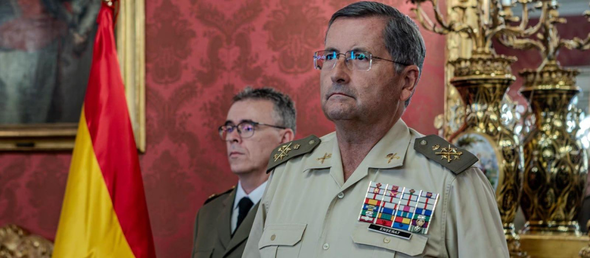 El general de ejército Amador Enseñat y Berea, Jefe de Estado Mayor del Ejército, preside la toma de posesión de José Antonio Madera González como Suboficial Mayor del Ejército de Tierra