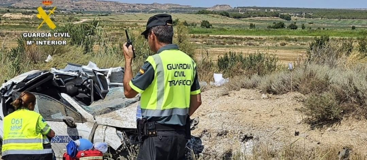 Un agente de la Guardia Civil haciendo labores de investigación en un accidente