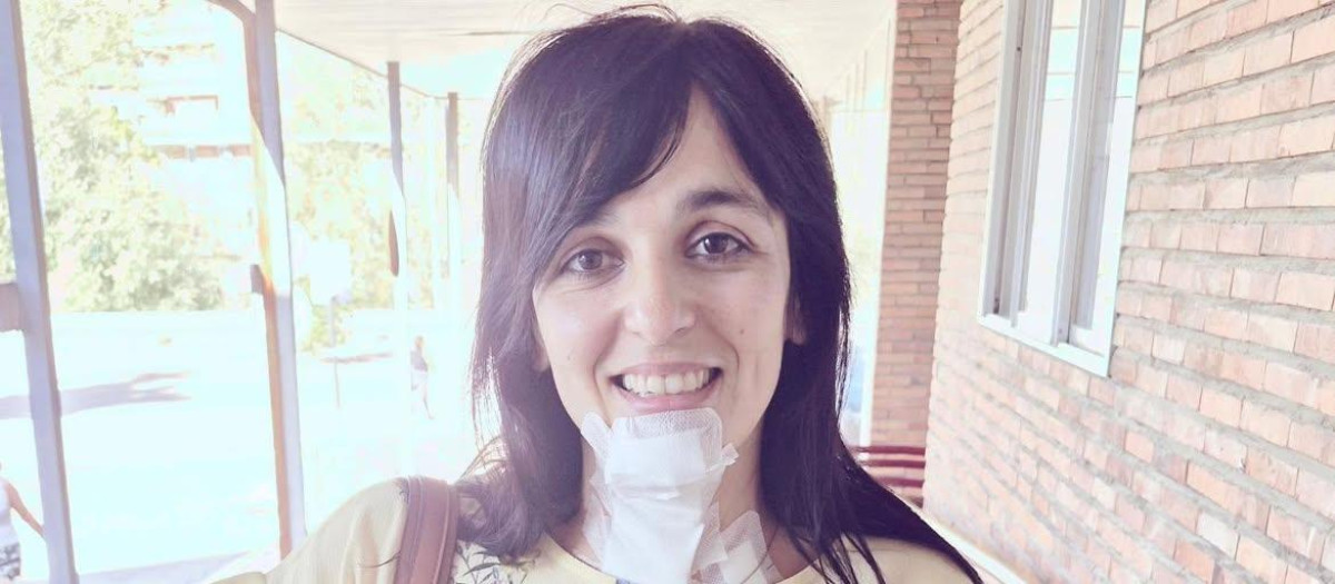 La líder de Aliança Catalana, Sílvia Orriols, con vendas en la cara y los brazos