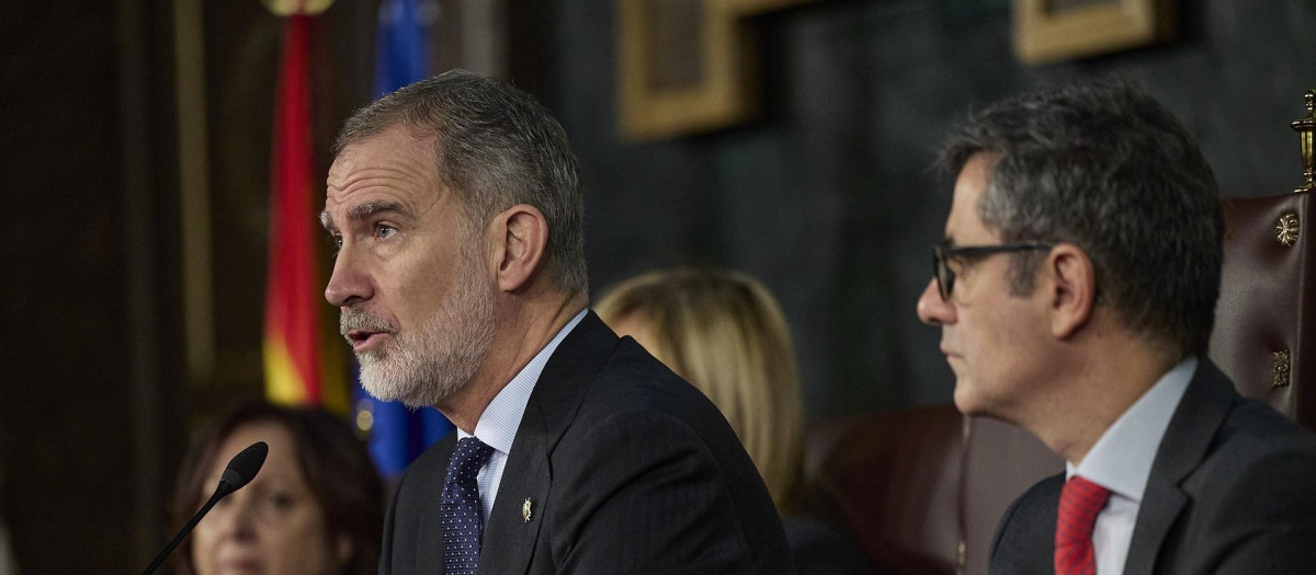 Felipe VI y el ministro de la Presidencia, Relaciones con las Cortes y Justicia, Félix Bolaños, en una imagen de archivo