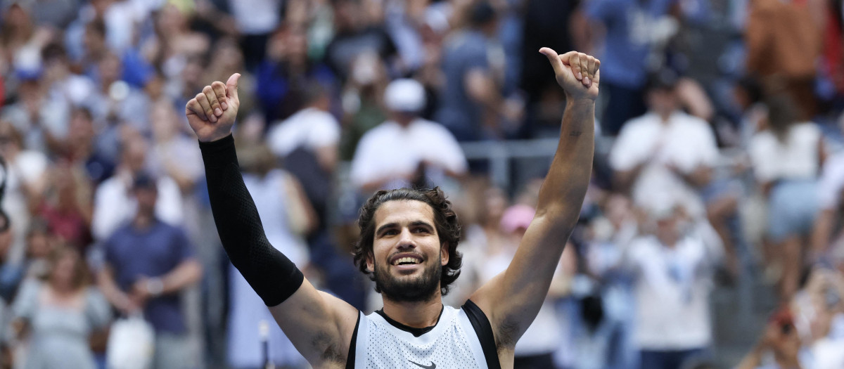 Carlos Alcaraz alza los brazos tras vencer a Tommy Paul en octavos de final del US Open