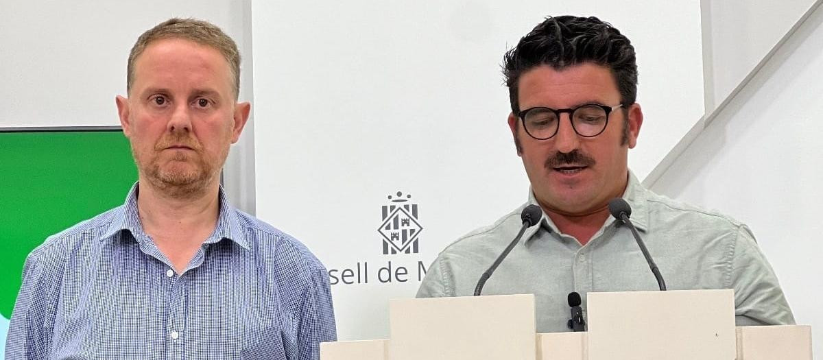 El portavoz adjunto de Vox, David Gil, y el portavoz de Vox en el Consell de Mallorca, Toni Gili, durante una rueda de prensa.