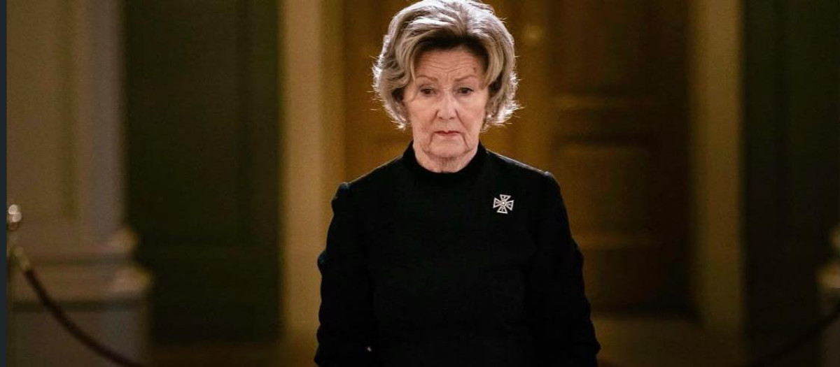 La Reina Sonia de Noruega frente al féretro de Harald