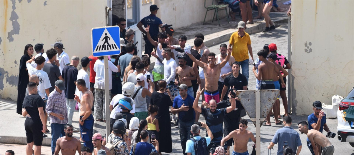 Varios migrantes celebran haber cruzado la frontera, a 30 de julio de 2026, en Ceuta (España). Centenares de personas de origen magrebí han cruzado a lo largo de la mañana de hoy a Ceuta desde Marruecos, a nado y por el espigón, y una multitud está esperando al otro lado de la frontera para poder entrar en la ciudad autónoma de la misma manera. En la última semana lo han hecho ya más de 2.000 migrantes.

Europa Press / Europa Press
30/7/2026