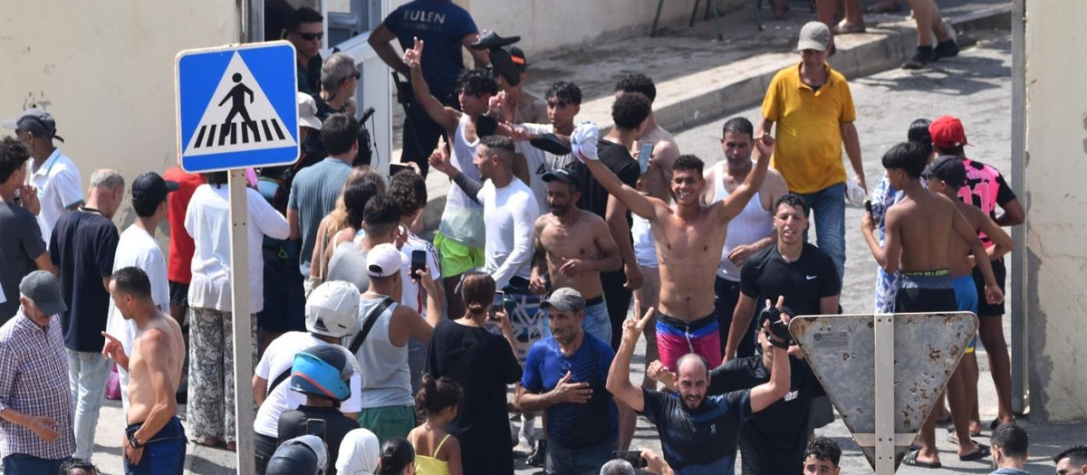 Varios migrantes celebran haber cruzado la frontera, a 30 de julio de 2026, en Ceuta (España). Centenares de personas de origen magrebí han cruzado a lo largo de la mañana de hoy a Ceuta desde Marruecos, a nado y por el espigón, y una multitud está esperando al otro lado de la frontera para poder entrar en la ciudad autónoma de la misma manera. En la última semana lo han hecho ya más de 2.000 migrantes.

Europa Press / Europa Press
30/7/2026