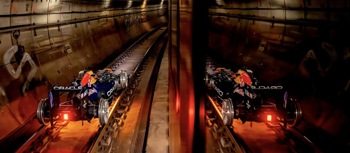 El piloto Patrick Friesacher, al volante del RB8 de Red Bull en el Metro de Madrid
