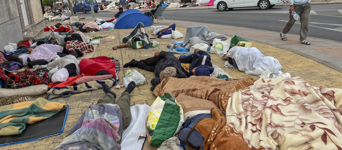 Inmigrantes durmiendo en las calles de Ceuta