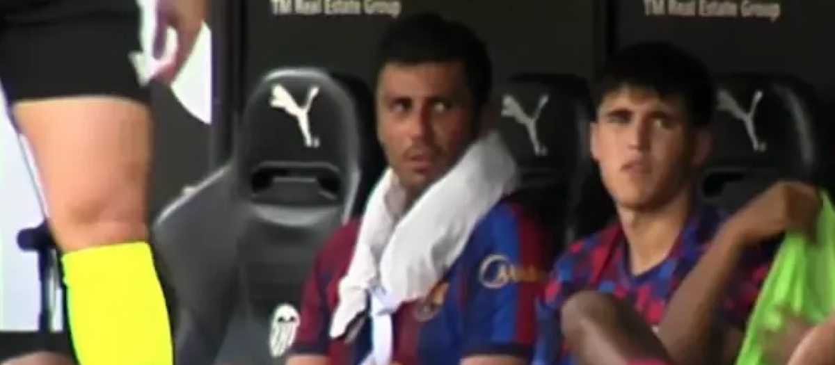 Rodri Hernández, en el banquillo de Mestalla
