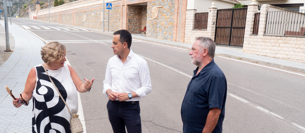 Imagen de la visita de la Diputación en las obras de la travesía de Gaibiel