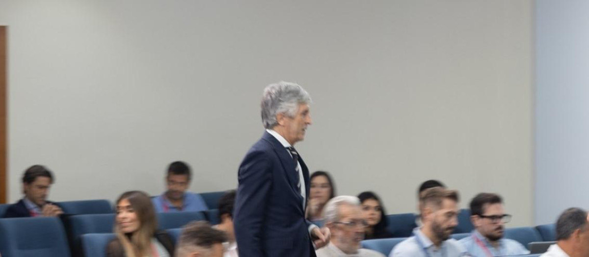 El ministro del Interior, Fernando Grande-Marlaska, rodeado de periodistas en una rueda de prensa