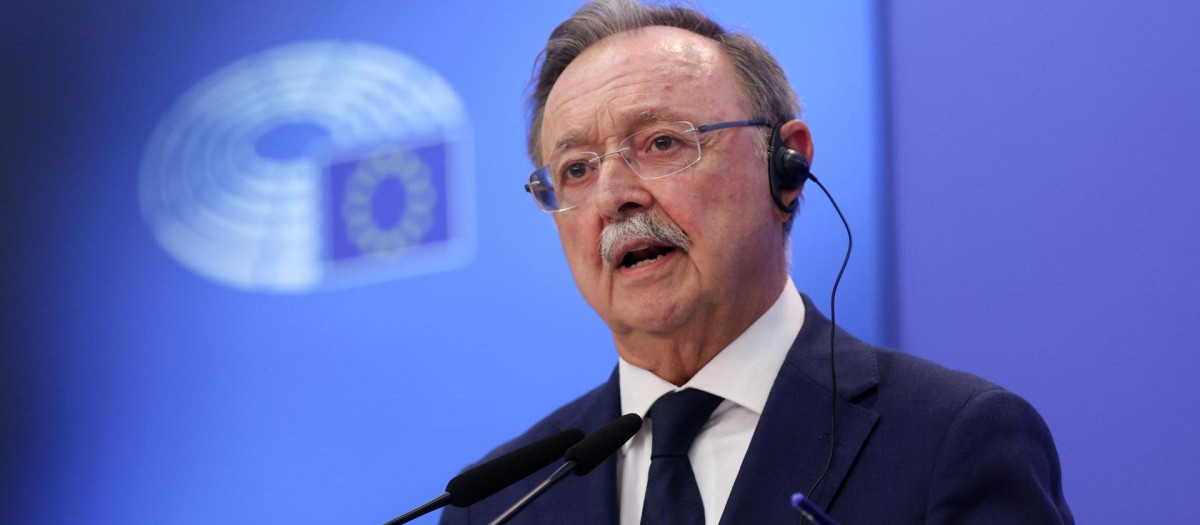 El presidente de Ceuta, Juan Jesús Vivas, durante su rueda de prensa en el Parlamento Europeo
