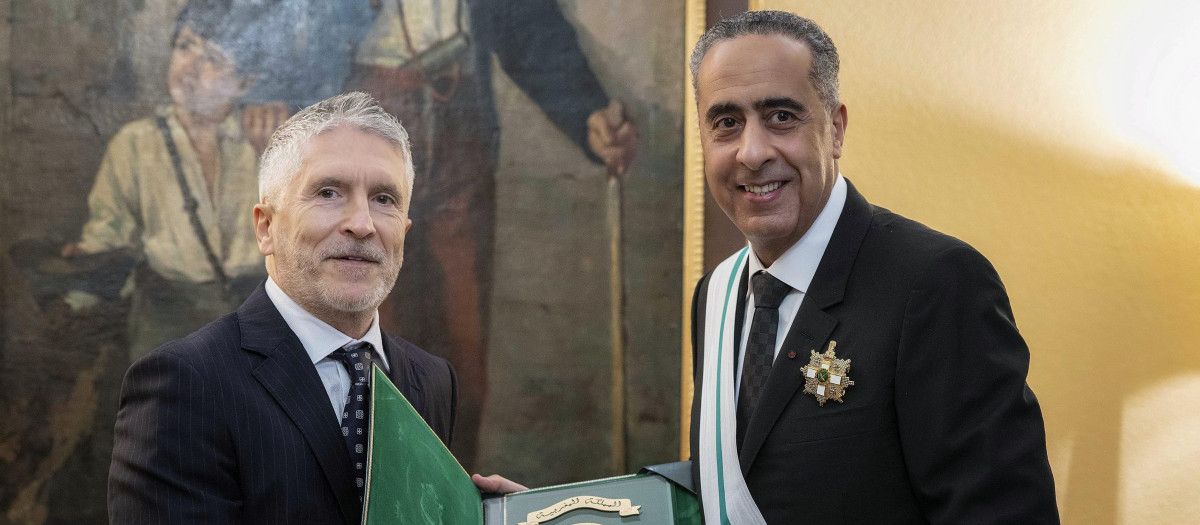 El ministro del Interior, Fernando Grande Marlaska entrega a Abdellatif Hammouchi la Gran Cruz del Mérito de la Guardia Civil