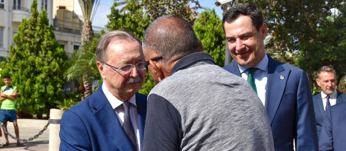 El presidente de Ceuta, Juan Jesús Vivas, conversa con vecinos
