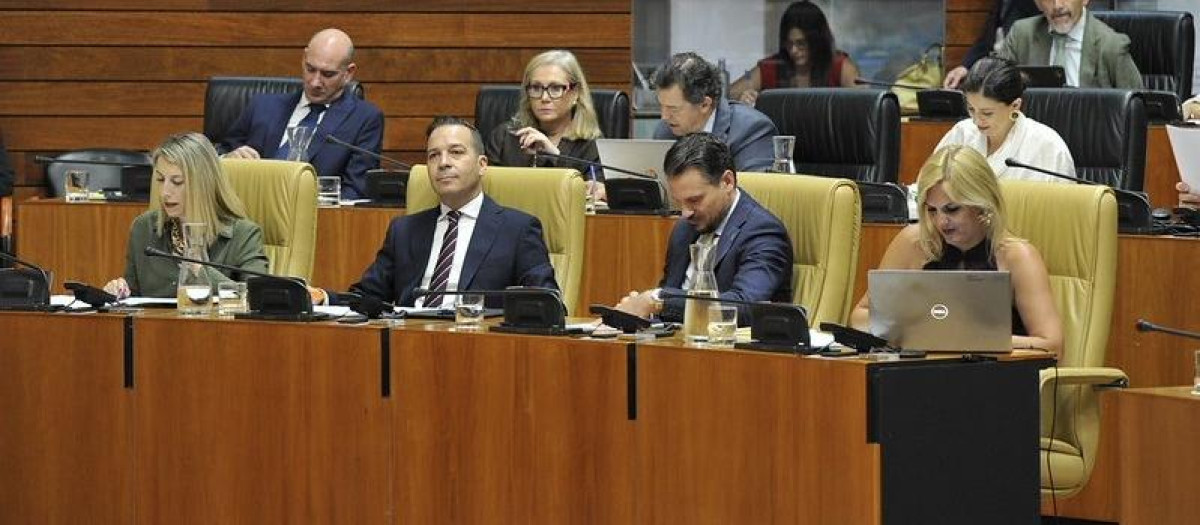 La presidenta de la Junta, María Guardiola, los vicepresidentes Óscar Fernández y Abel Bautista, y la consejera de Hacienda, Elena Manzano