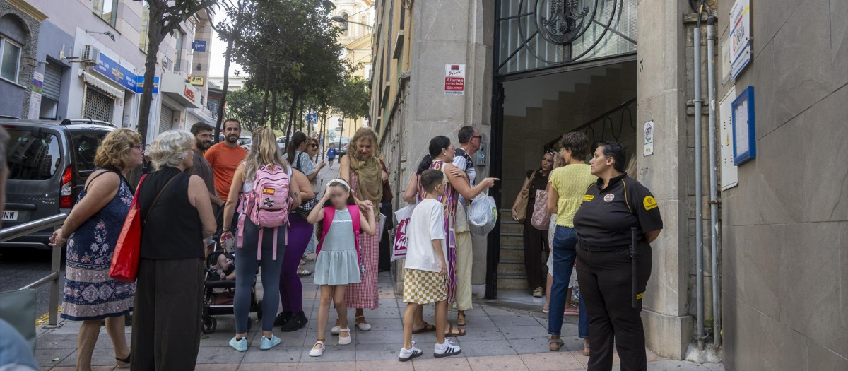 Un grupo de niños a la entrada del colegio en Ceuta (España)