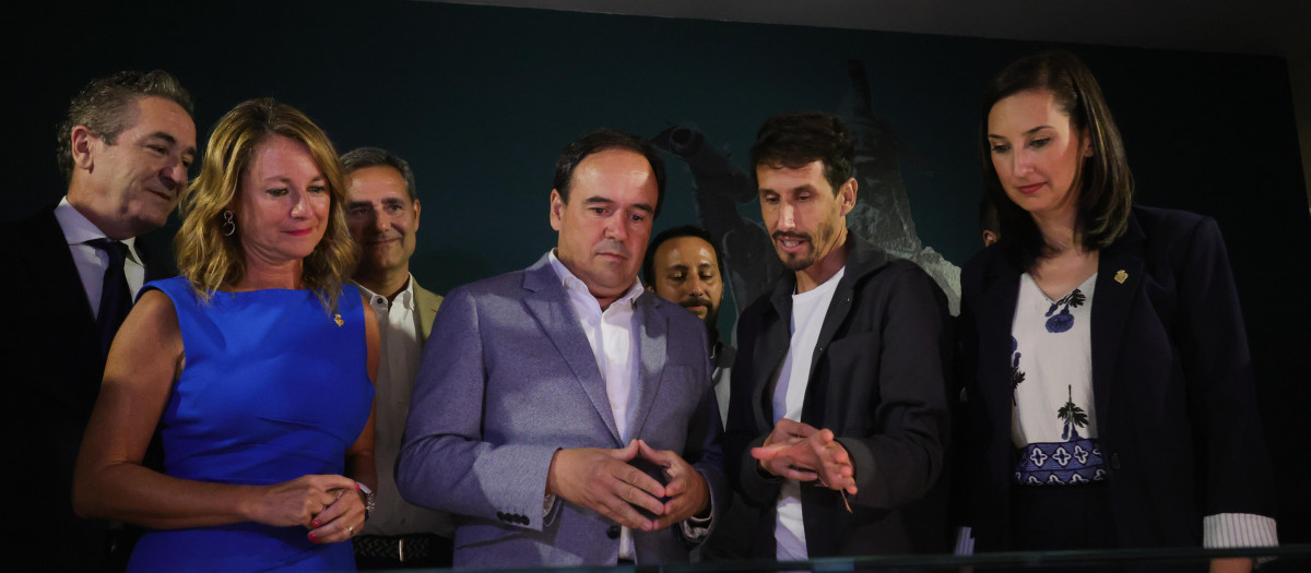 Pérez Llorca junto a Begoña Carrasco en la exposición por el aniversario de la fundación de la ciudad
