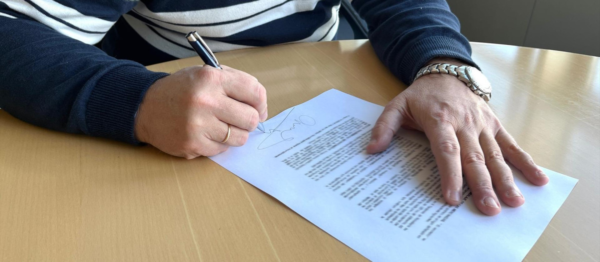 Una persona firma un contrato de trabajo.