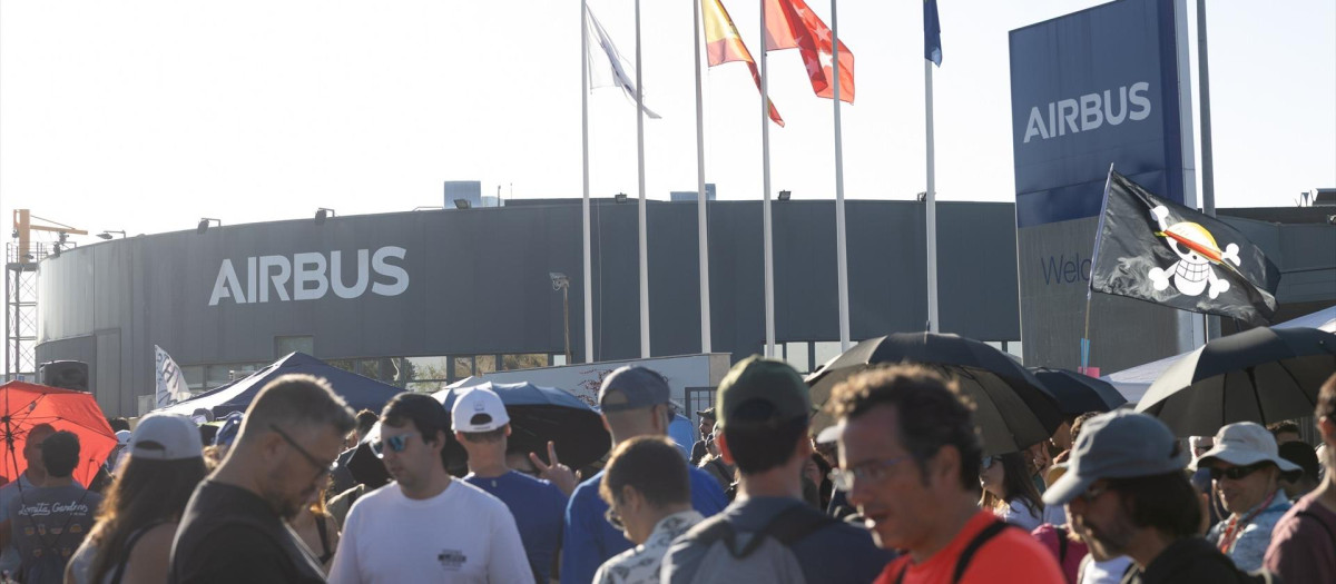 Trabajadores de Airbus se concentran a las puertas de la sede de Getafe.