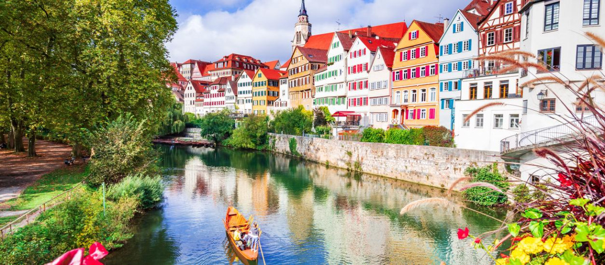 Barca sobre el río Neckar en Tubinga (Baden-Wurtemberg)