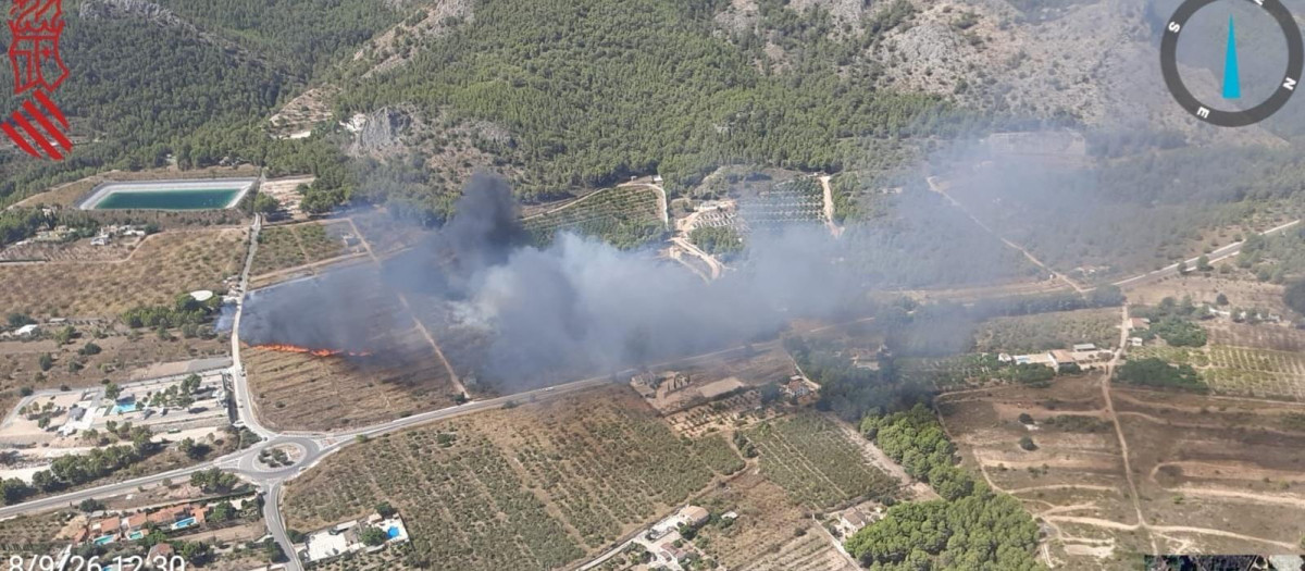 Imagen aérea tomada este martes del incendio forestal declarado en Polop, Alicante

REMITIDA / HANDOUT por EMERGÈNCIES 112CV
Fotografía remitida a medios de comunicación exclusivamente para ilustrar la noticia a la que hace referencia la imagen, y citando la procedencia de la imagen en la firma
08/9/2026