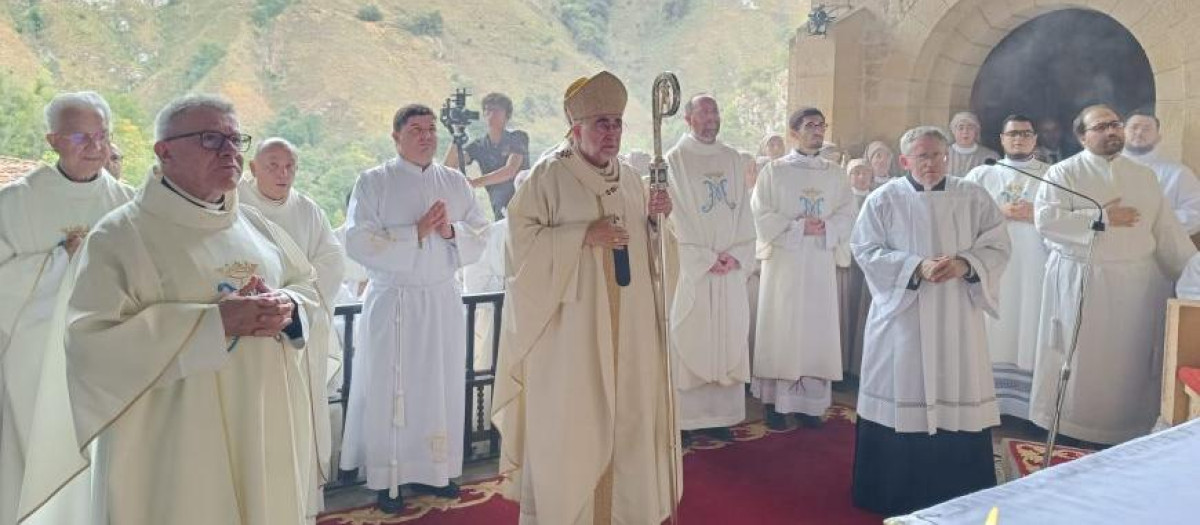 El arzobispo de Oviedo, en la gruta de Covadonga