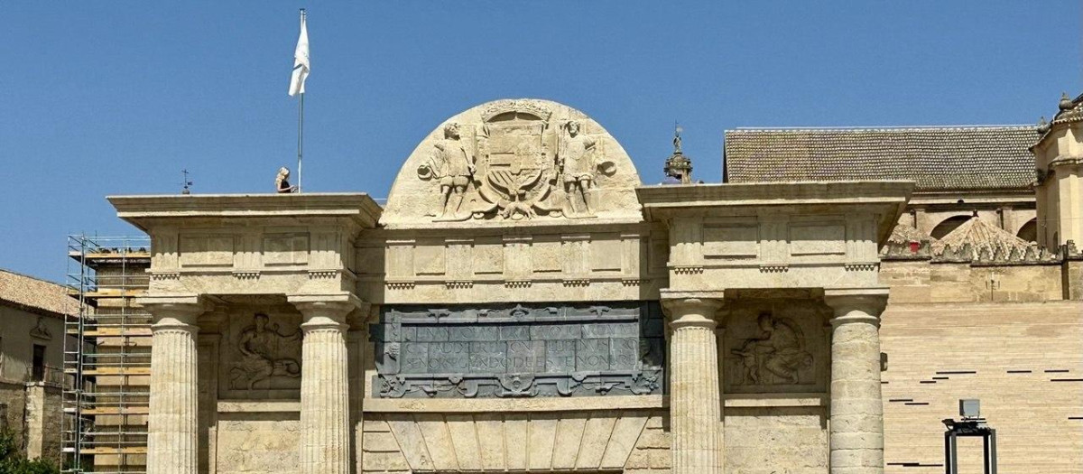 Bandera de las ciudades patrimonio en la Puerta del Puente