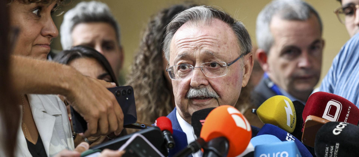 El presidente de Ceuta, Juan Jesús Vivas, atiende a la prensa tras reunirse con los comisarios europeos