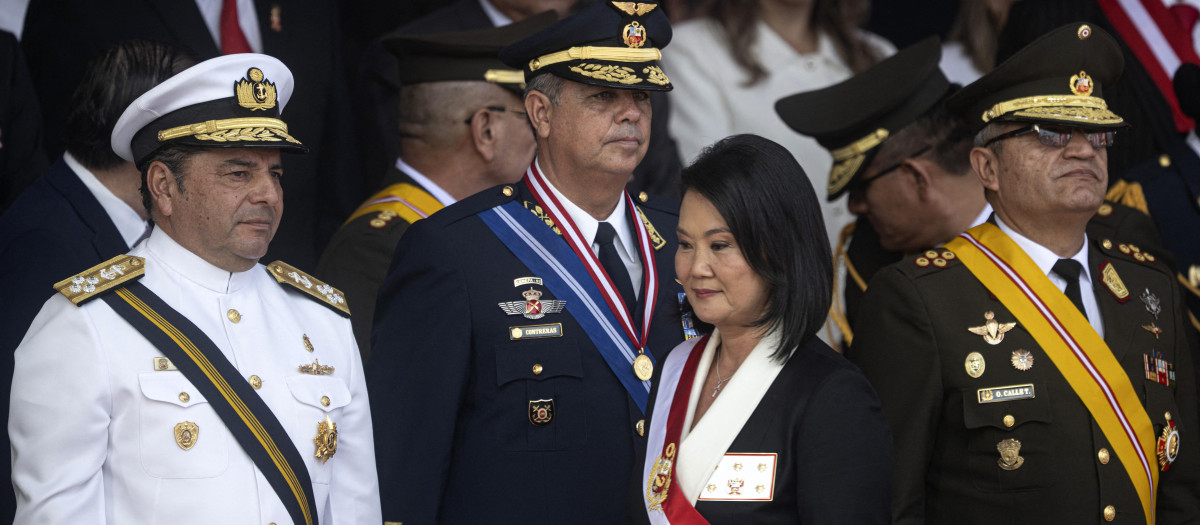 Keiko Fujimori, presidenta de Perú, junto a la cúpula militar peruana