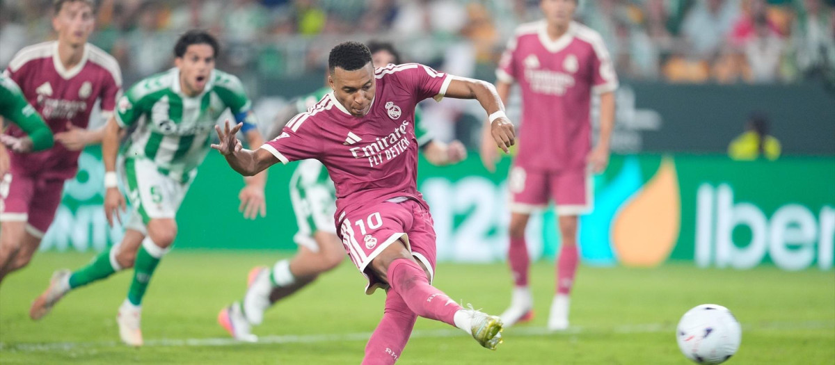 Los árbitros aseguraron que el penalti de Mbappé ante el Betis no se debió de repetir