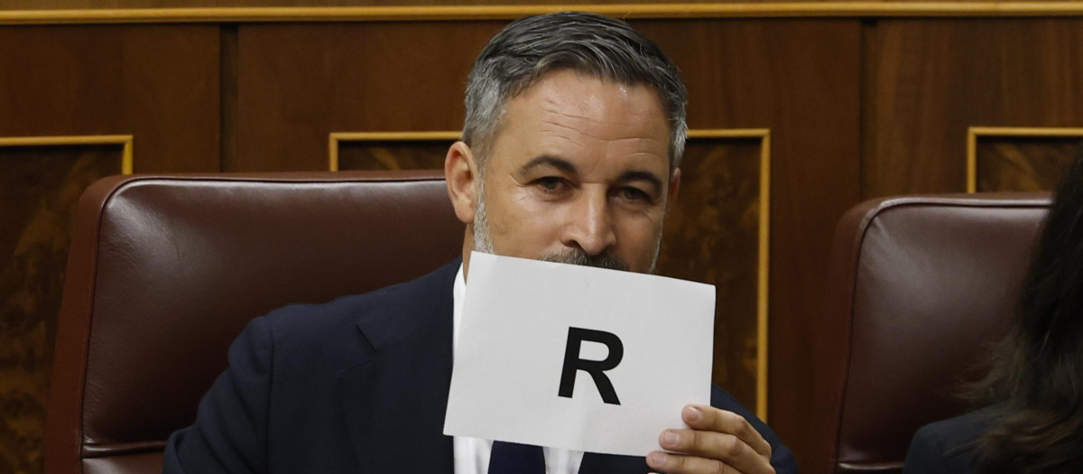 La R de "TRAIDOR" que mostró Abascal a Sánchez