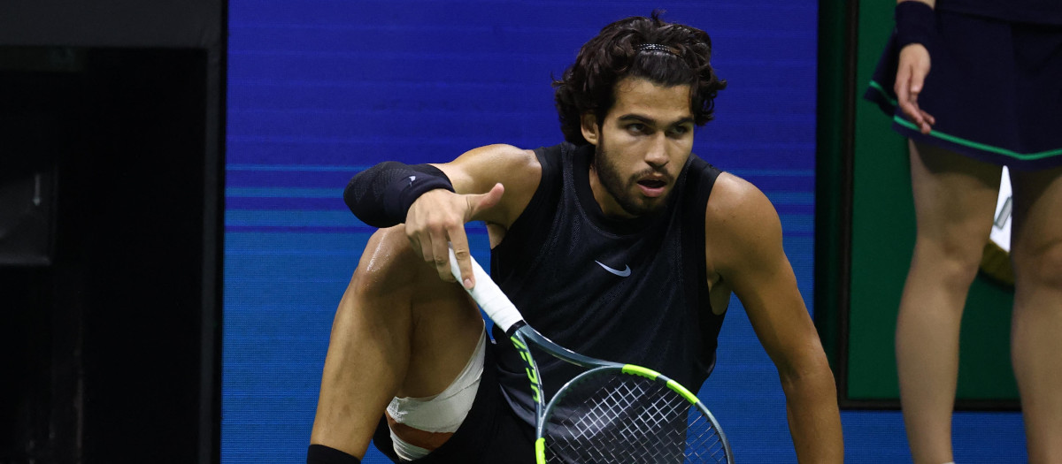 Carlos Alcaraz se lamenta tras perder un punto en el US Open