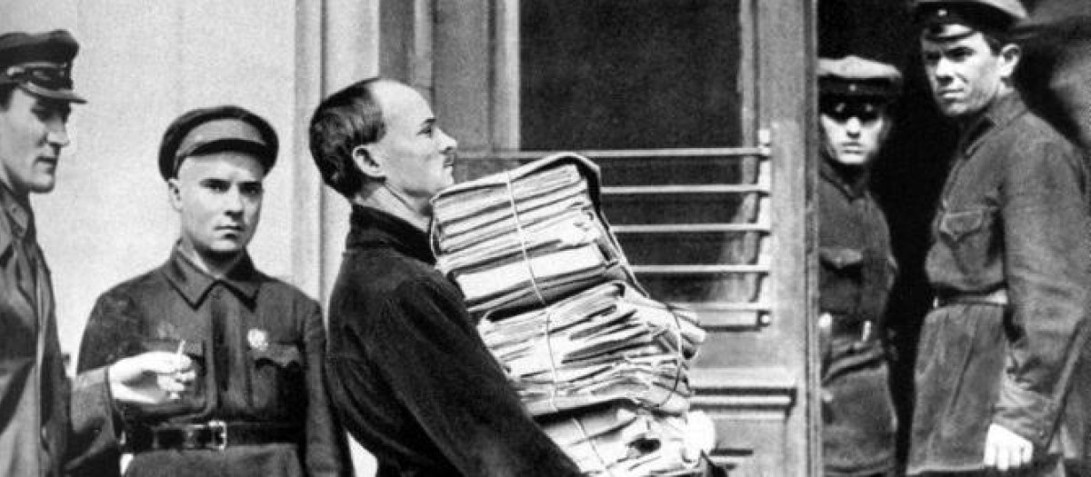 Entrega de carpetas con documentos sobre el caso Shakhty (1928)