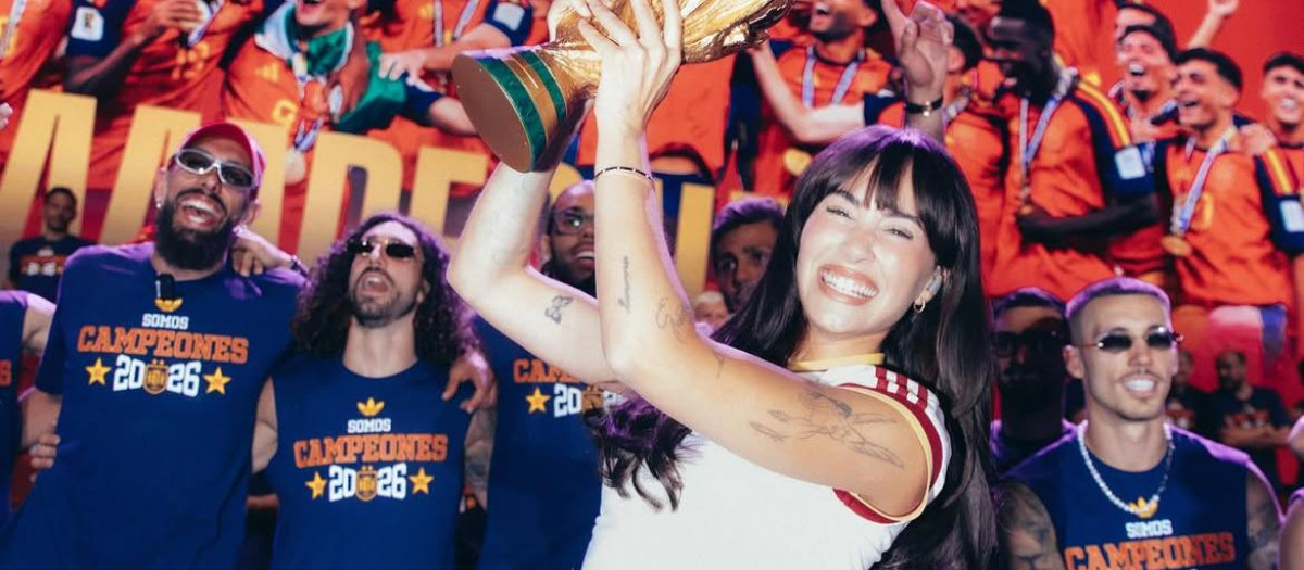 La cantante Aitana, levantando la copa del mundo junto a la selección española