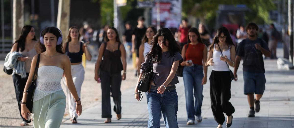 (Foto de ARCHIVO)
Estudiantes universitarios de camino a clase en el primer día de curso en la Universidad Complutense de Madrid